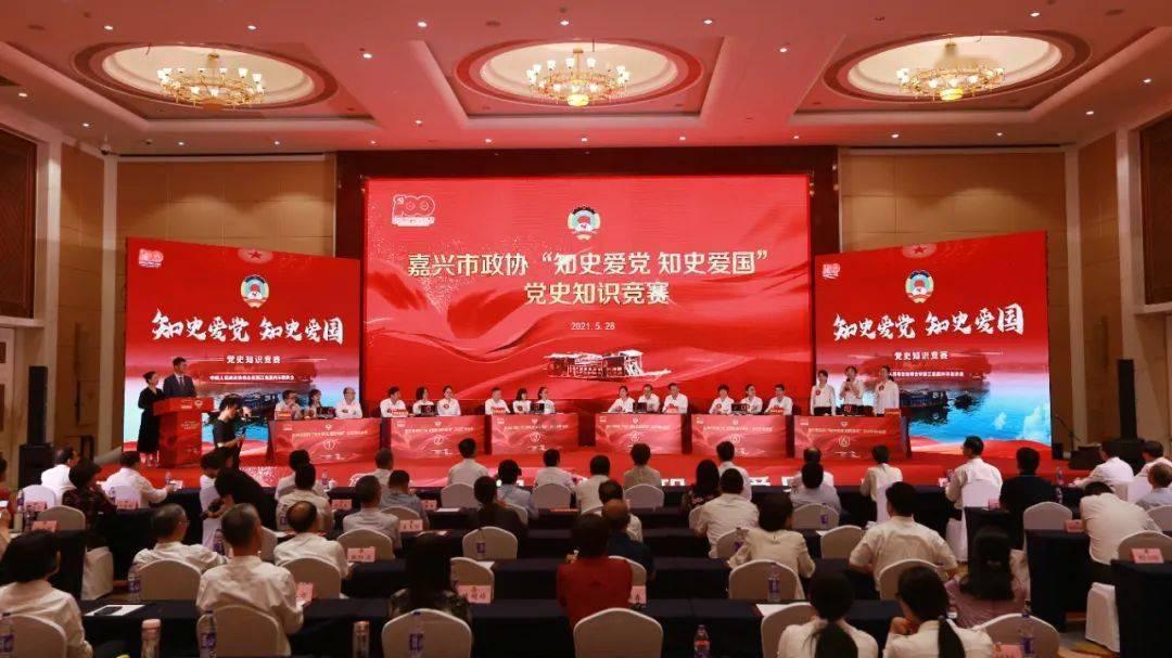 组图|踏雪除冰 他们全力保障电力可靠供应